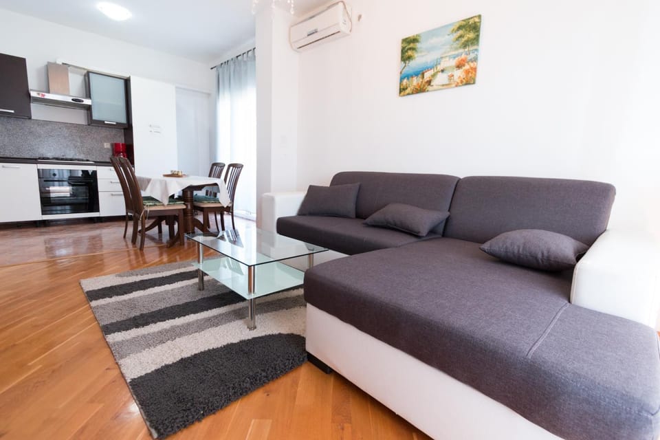 Coffee/tea facilities, Kitchen or kitchenette, Living room, Seating area, Dining area
