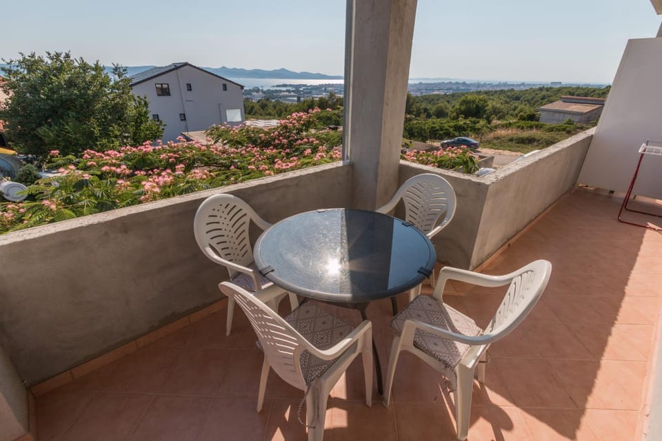 Off site, Neighbourhood, Natural landscape, Balcony/Terrace, Other, On site, City view, Garden view, Sea view, Location