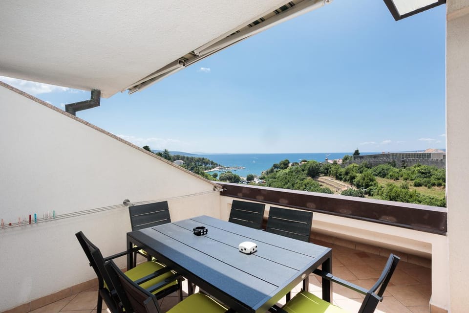 View (from property/room), Balcony/Terrace, Seating area, Dining area, Landmark view, Sea view, Sunrise