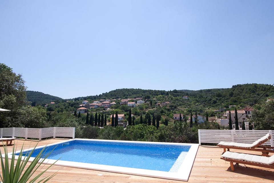 Day, Natural landscape, Mountain view, Pool view, Swimming pool, sunbed