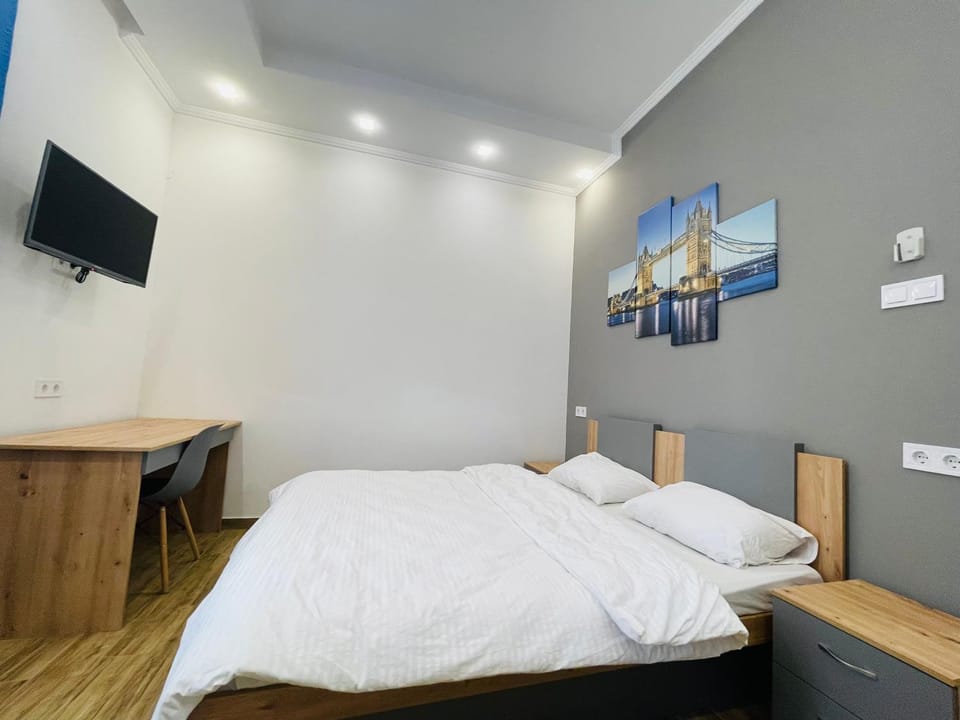 Bed, TV and multimedia, Photo of the whole room, Bedroom