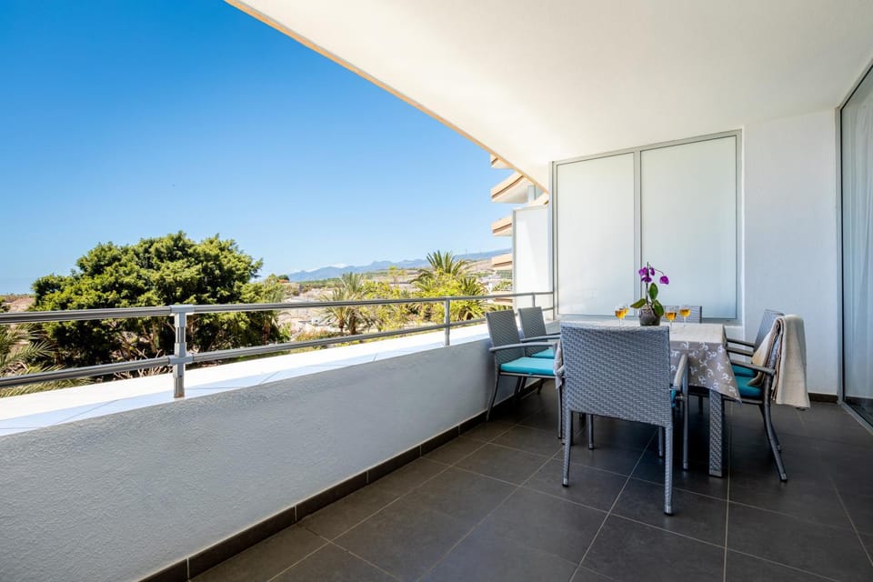 Patio, Day, Natural landscape, View (from property/room), Balcony/Terrace, Living room, Seating area, Dining area