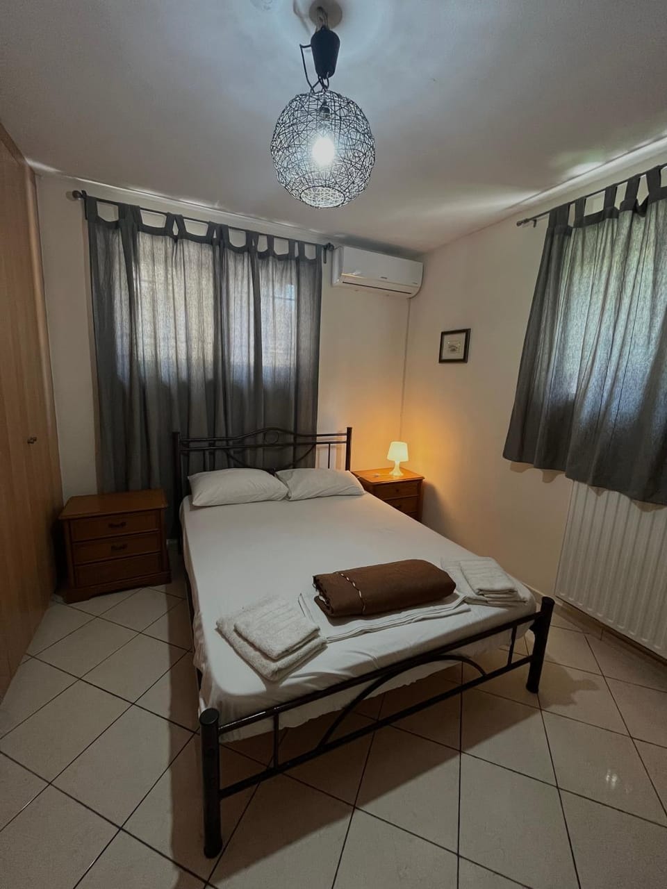Bed, Bedroom, towels