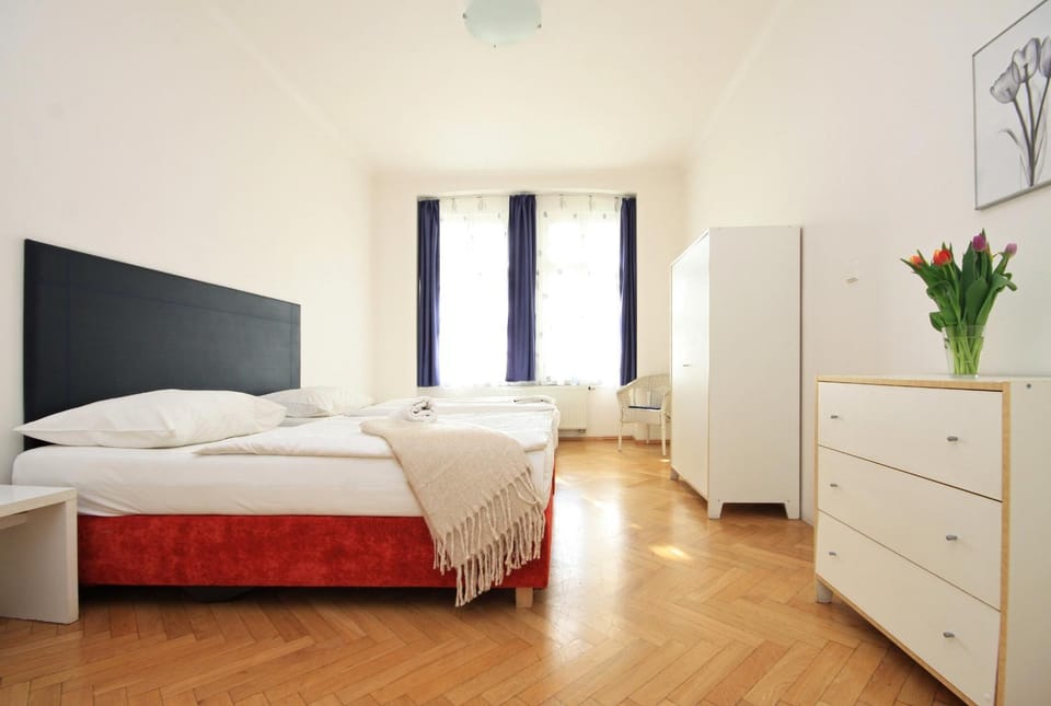 Day, Photo of the whole room