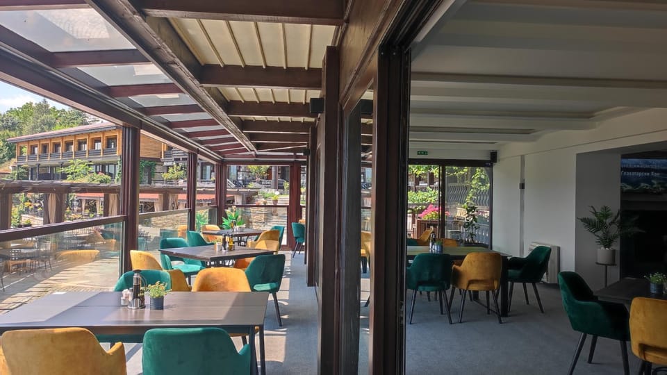 Restaurant/places to eat, Day, Balcony/Terrace, Seating area