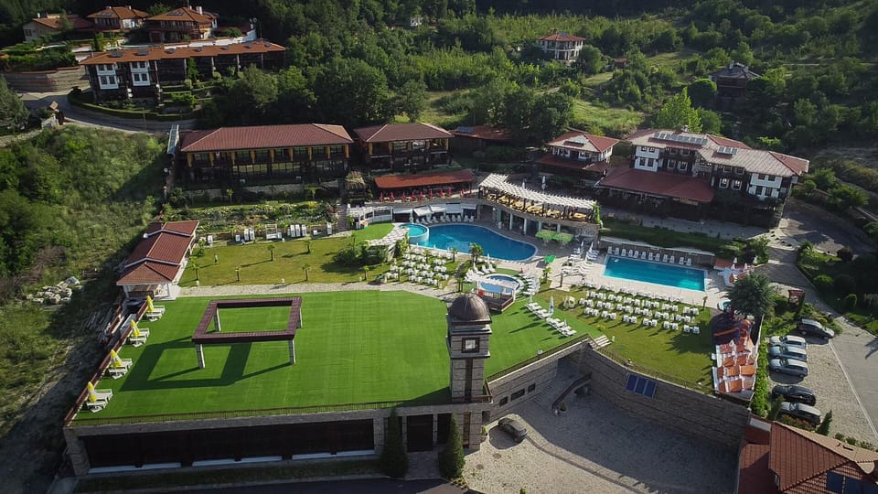 Natural landscape, Bird's eye view, Pool view, Swimming pool, Parking