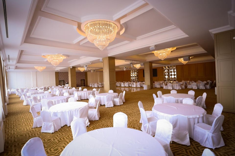 Restaurant/places to eat, Business facilities, Banquet/Function facilities, Seating area, Meeting/conference room