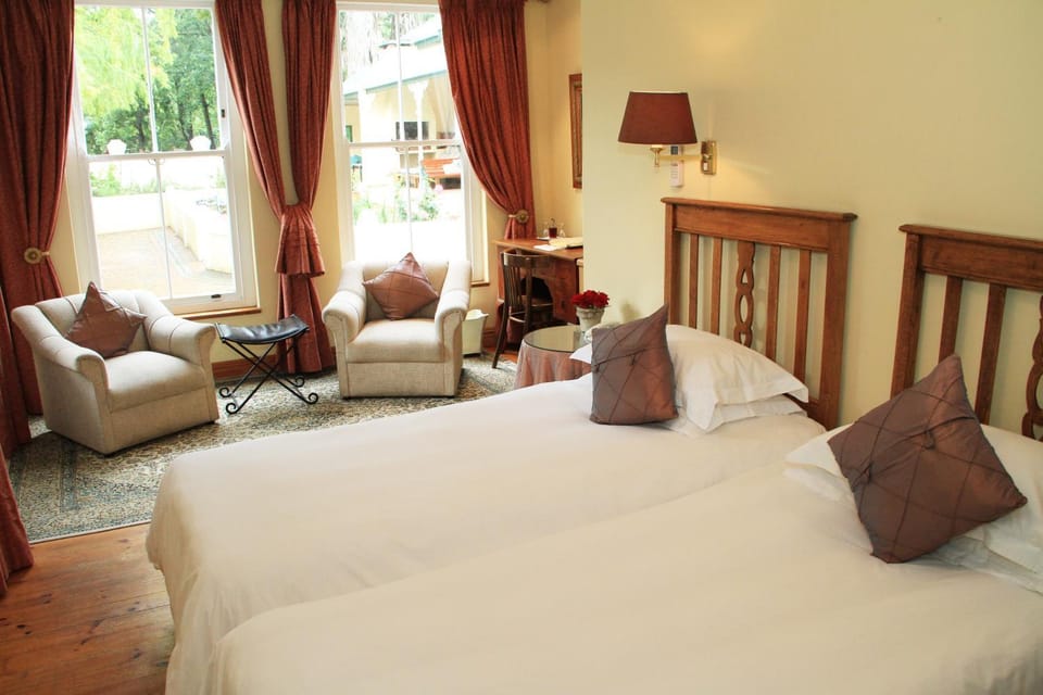 Photo of the whole room, Seating area