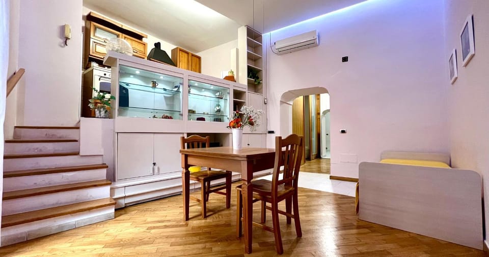 Kitchen or kitchenette, Living room, Seating area, Dining area, air conditioner