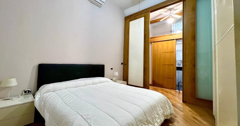 Bed, TV and multimedia, Photo of the whole room, Bedroom, wardrobe, air conditioner