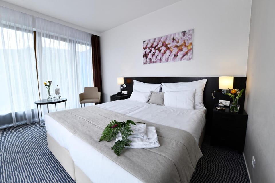 Bed, Photo of the whole room, Bedroom, towels
