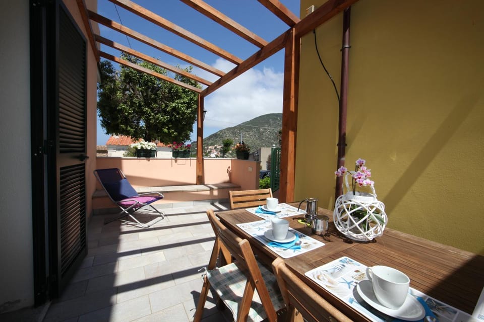 Balcony/Terrace, Mountain view, Sea view, Street view