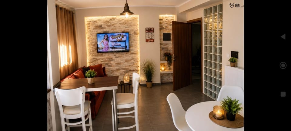 TV and multimedia, Kitchen or kitchenette, Living room, Seating area, Dining area