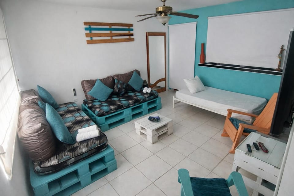 Bed, TV and multimedia, Living room, Photo of the whole room, Bedroom, Family, furniture, towels