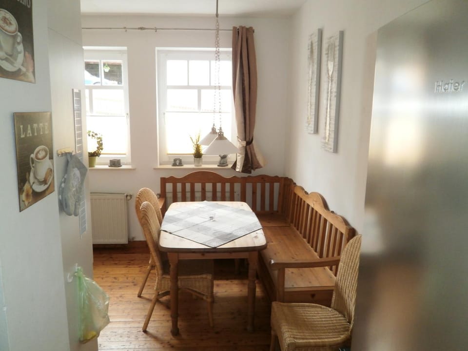Seating area, Dining area