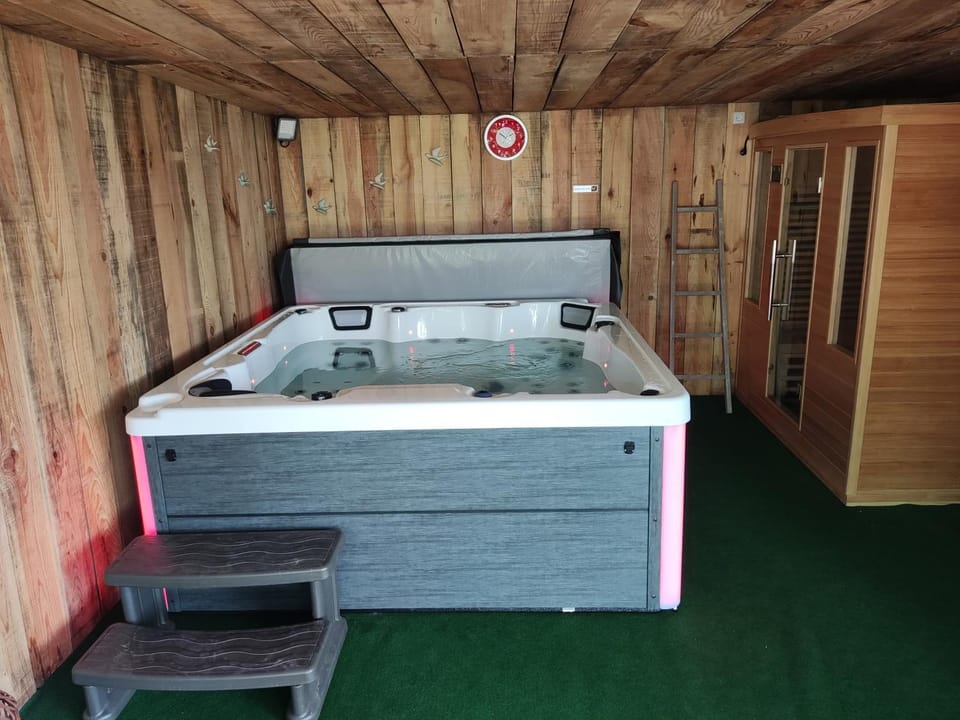 Hot Tub, Sauna, Spa and wellness centre/facilities