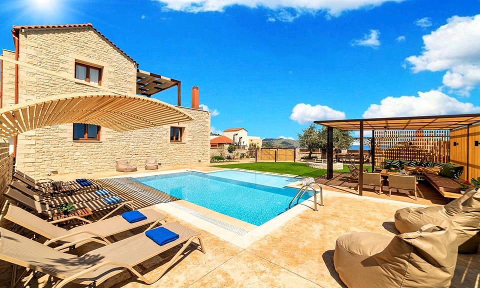 Property building, Patio, Day, Pool view, Swimming pool, sunbed