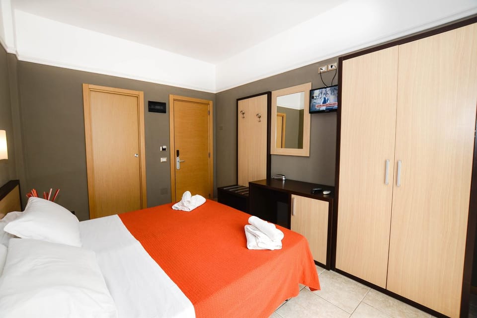 Bed, TV and multimedia, Photo of the whole room, Bedroom, towels, wardrobe