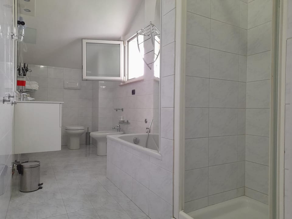 Shower, Toilet, Bathroom, Bath