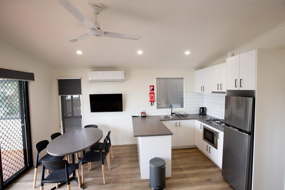 Kitchen or kitchenette, Dining area, fireplace, minibar, pet friendly, stove, air conditioner