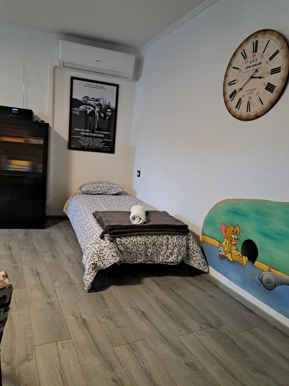 Bed, Living room
