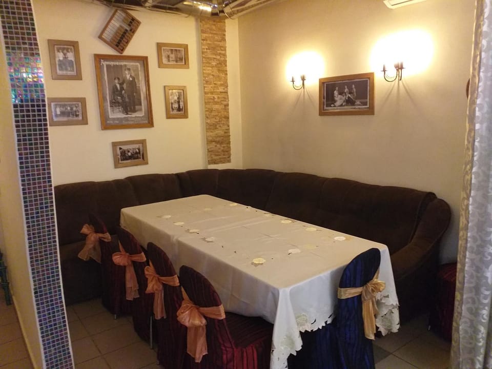 Restaurant/places to eat, Banquet/Function facilities, Meeting/conference room
