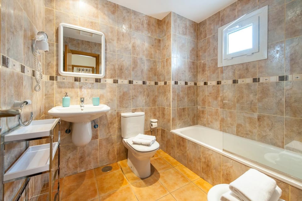 Toilet, Hot Tub, Bathroom