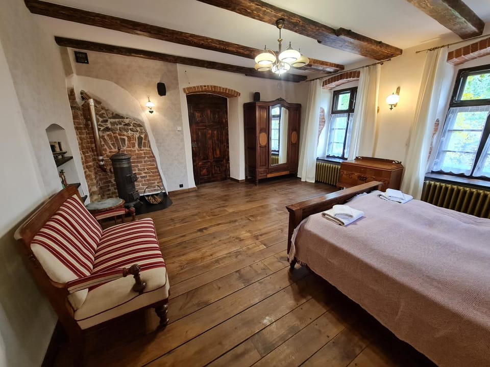 Bed, Library, Coffee/tea facilities, Living room, Photo of the whole room, Seating area, Animals, Bedroom, Pets, Garden view, children, older children, Family, fireplace, flat iron, internet, locker, safe, towels, wardrobe