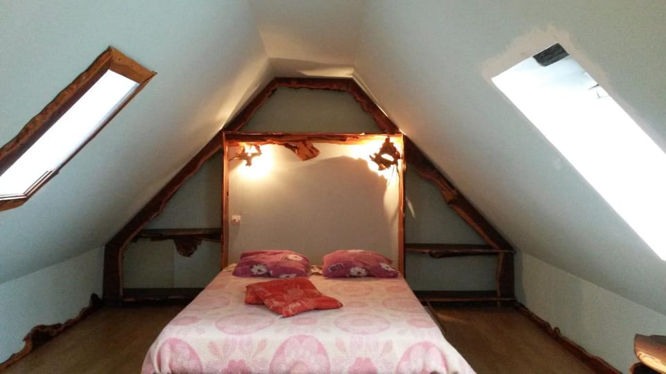 Photo of the whole room, Bedroom