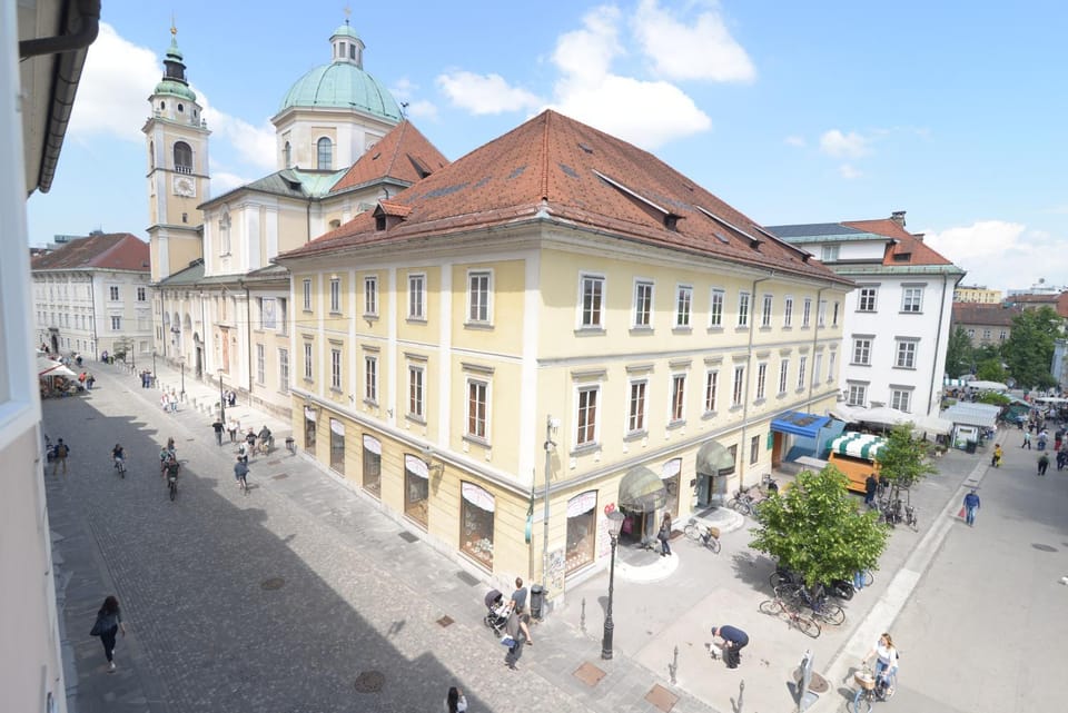 Landmark view, Street view, Quiet street view
