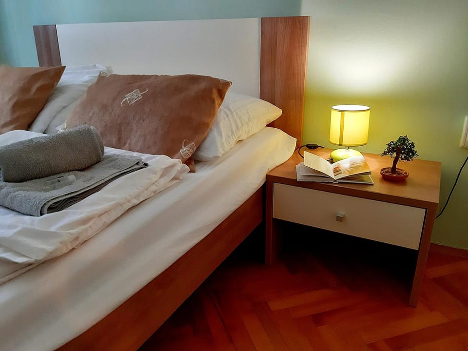 Bed, Bedroom, towels