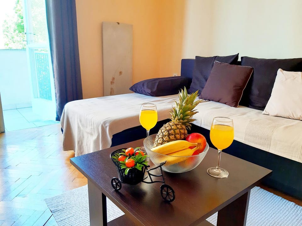 Living room, Food and drinks, Seating area, Drinks