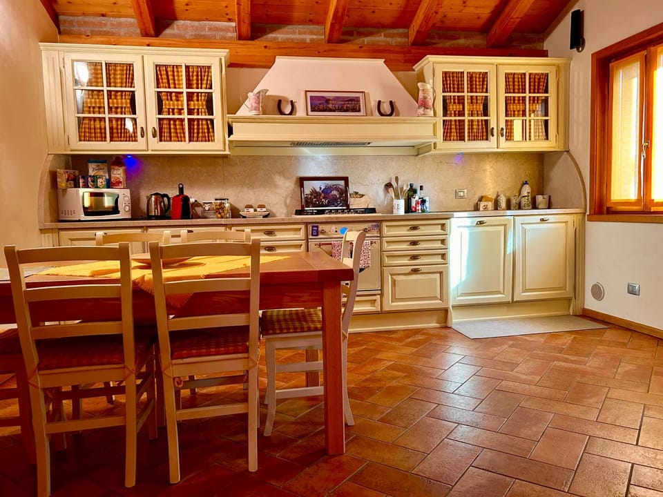 Kitchen or kitchenette, Dining area, dishwasher, minibar, pet friendly, stove, toaster