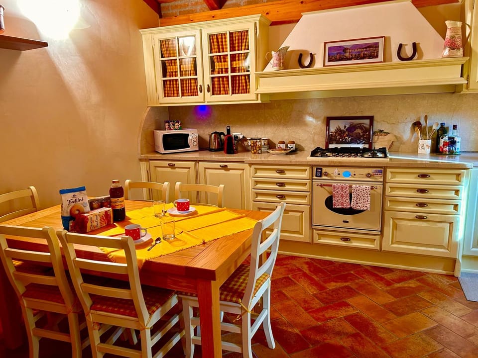 Coffee/tea facilities, Kitchen or kitchenette, Dining area, Breakfast, dishwasher, minibar, pet friendly, stove, toaster