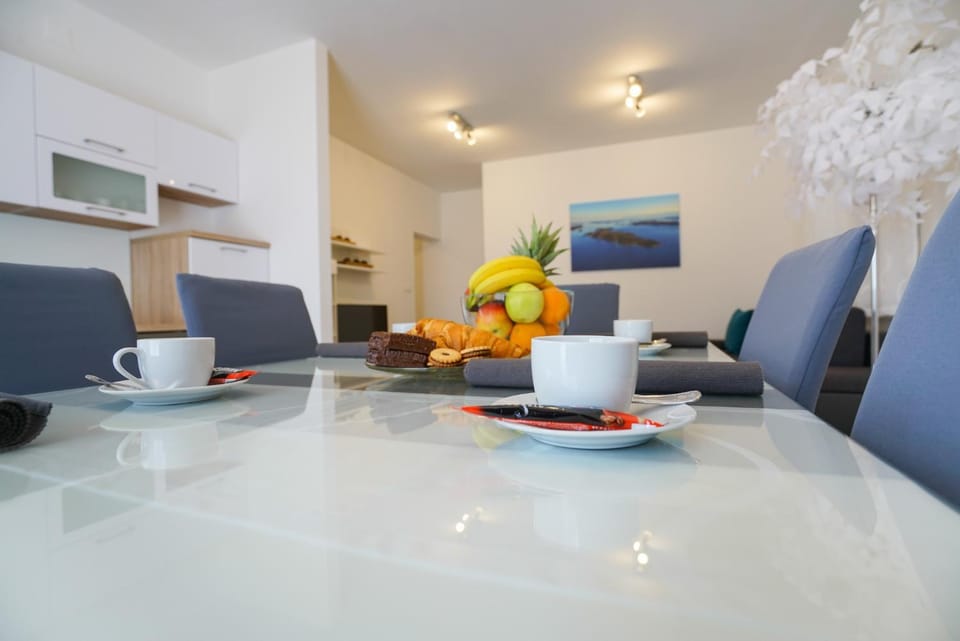 Coffee/tea facilities, Food and drinks, Dining area