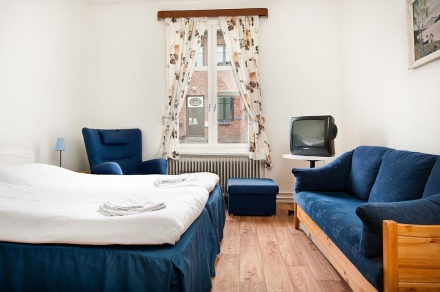 TV and multimedia, Seating area, Bedroom