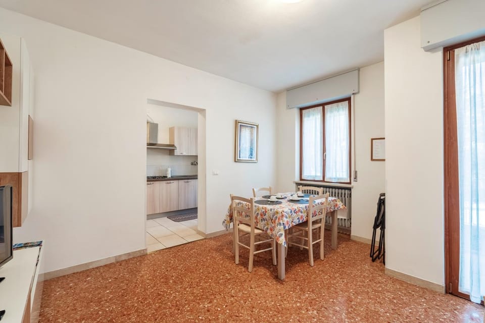 Living room, Dining area, pet friendly