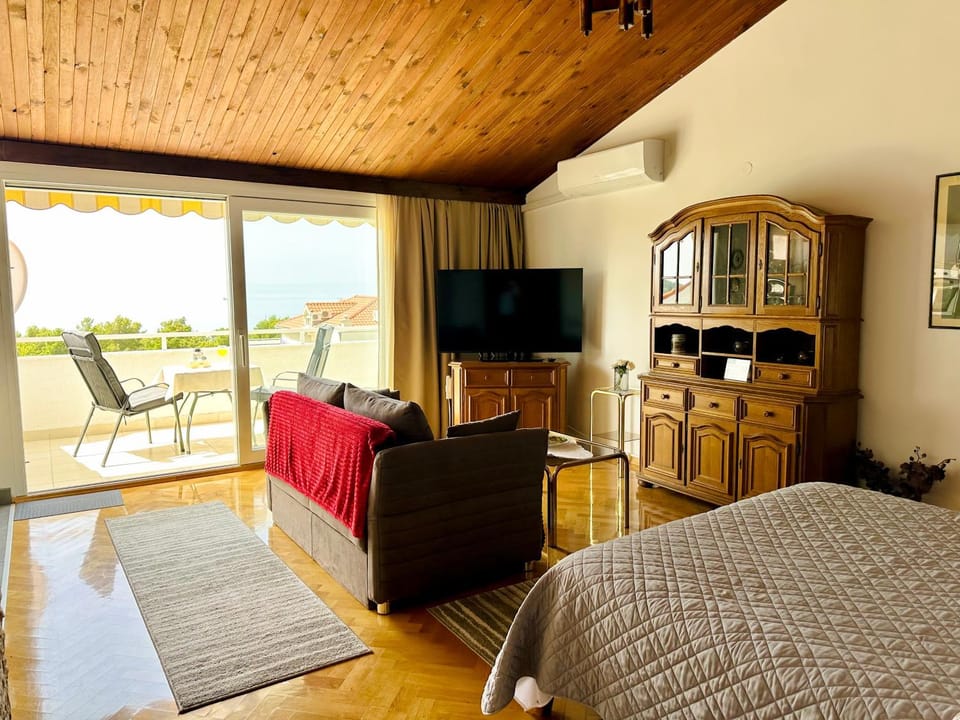 Bed, TV and multimedia, Living room