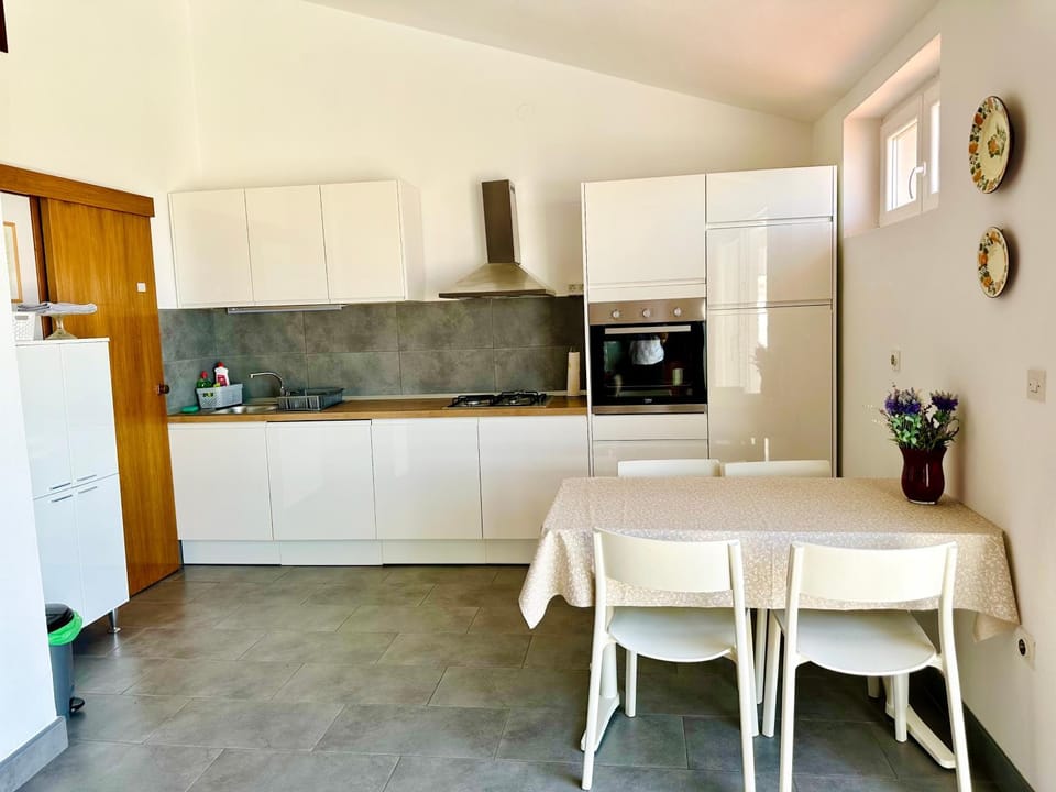 Kitchen or kitchenette, Dining area, dishwasher, oven, stove
