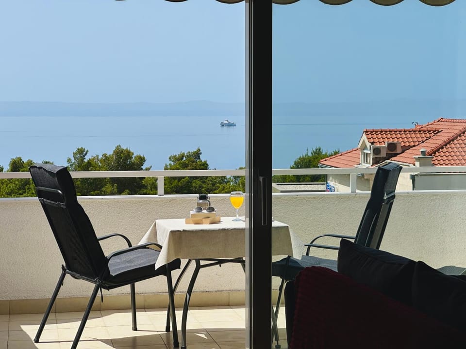 Natural landscape, View (from property/room), Balcony/Terrace, Seating area, Sea view