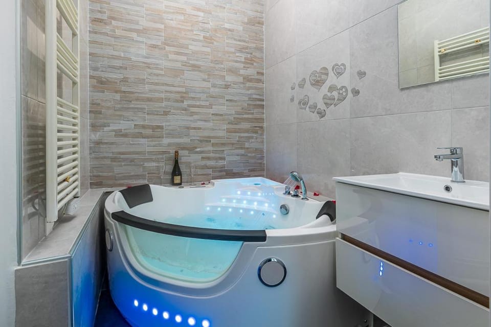 Havre de Paix Jacuzzi Apartment in Île-de-France