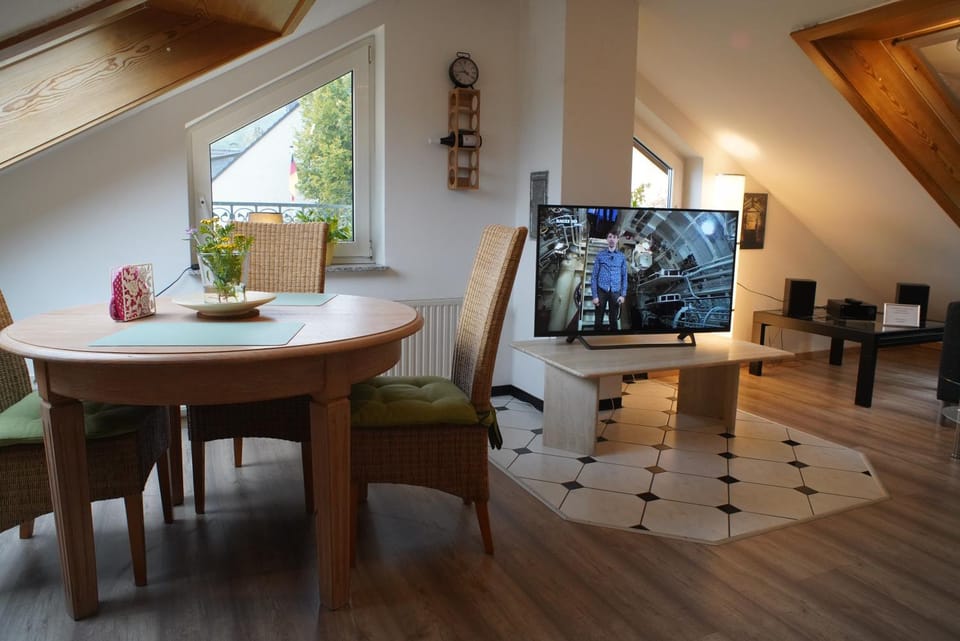 Living room, Decorative detail, Seating area, Dining area