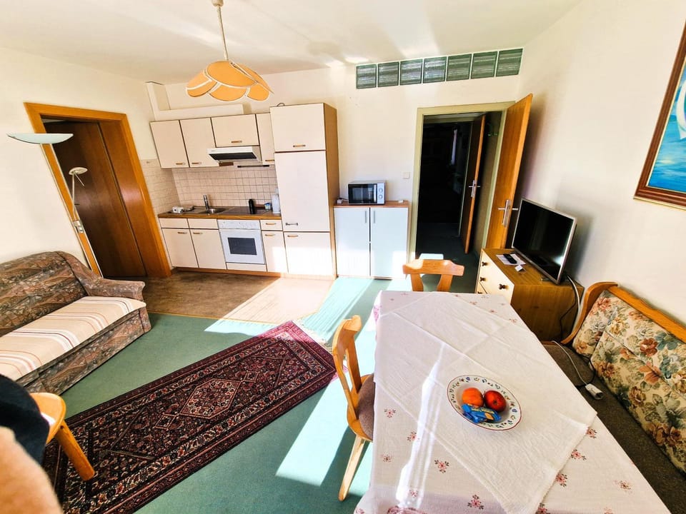 Kitchen or kitchenette, Photo of the whole room, Seating area, Dining area, room service, stove