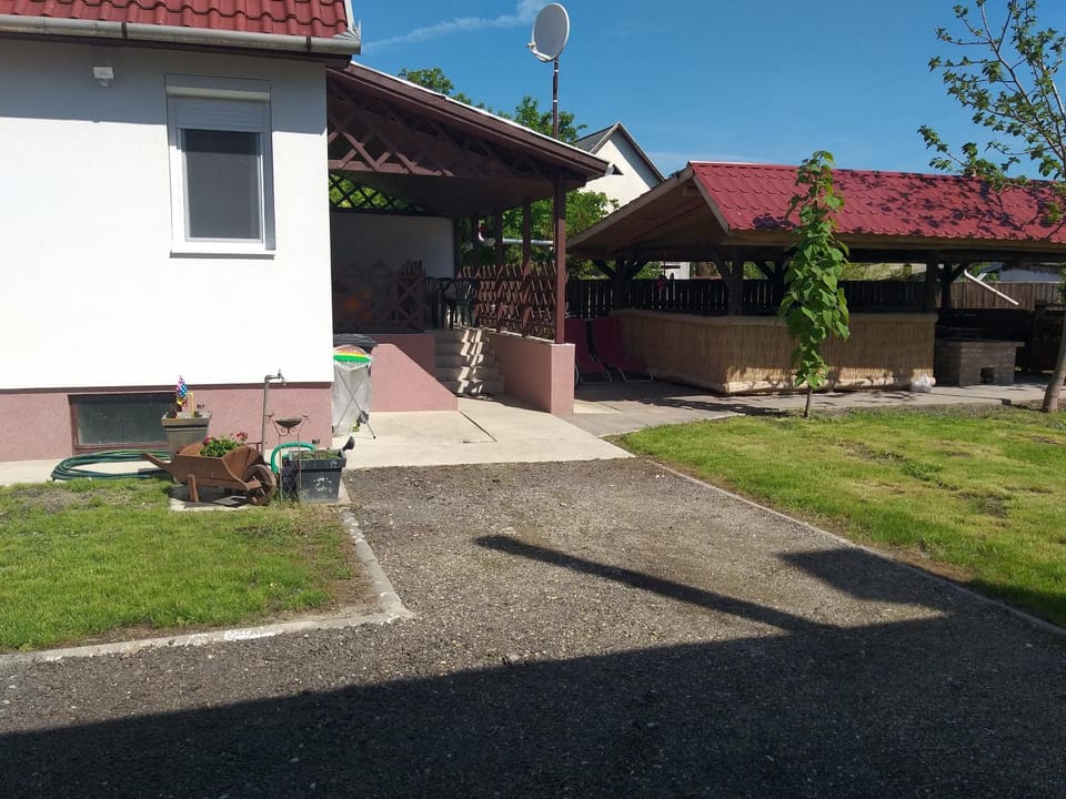 Darts, Garden view