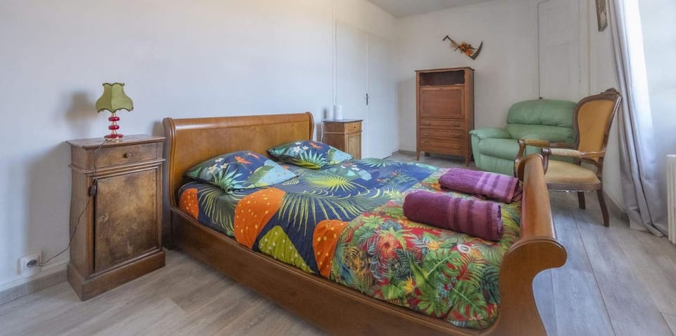 Bed, Living room, Photo of the whole room, Seating area, Bedroom
