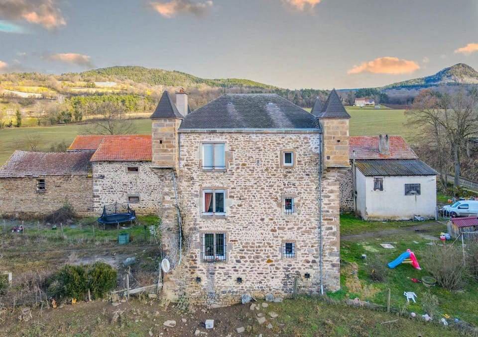 Property building, Spring, Day, Natural landscape, Landmark view, Mountain view