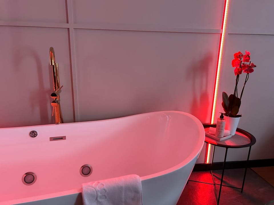 Hot Tub, Bath