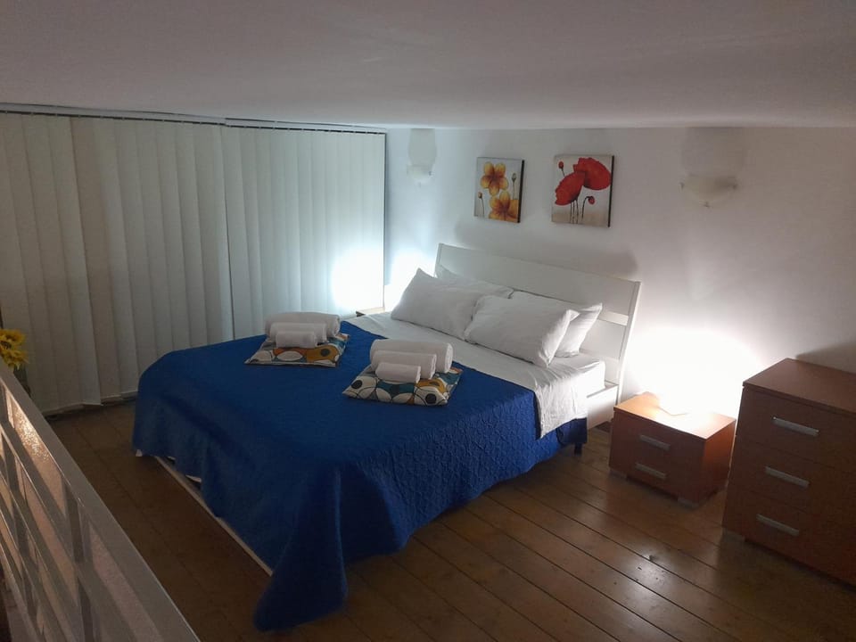 Photo of the whole room, Bedroom, towels