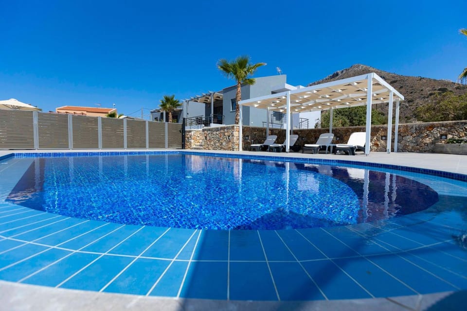 Property building, Day, Natural landscape, Swimming pool, sunbed