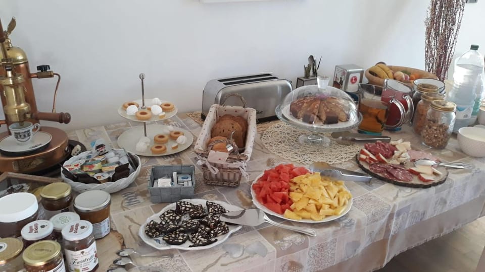 Lounge or bar, Food and drinks